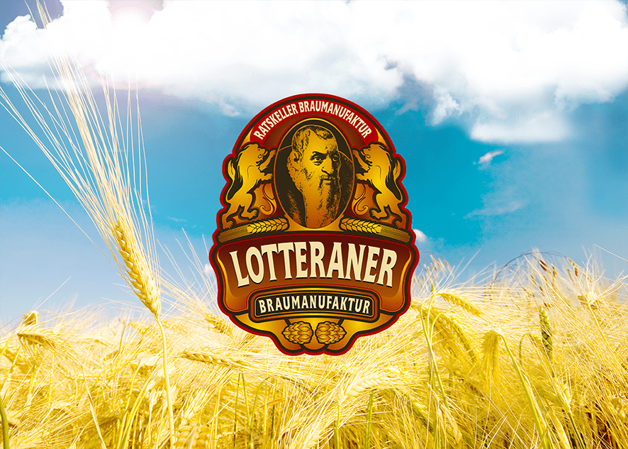 Lotteraner Braumanufaktur Logo über einem reifen Gerstenfeld unter blauem Himmel mit Wolken.