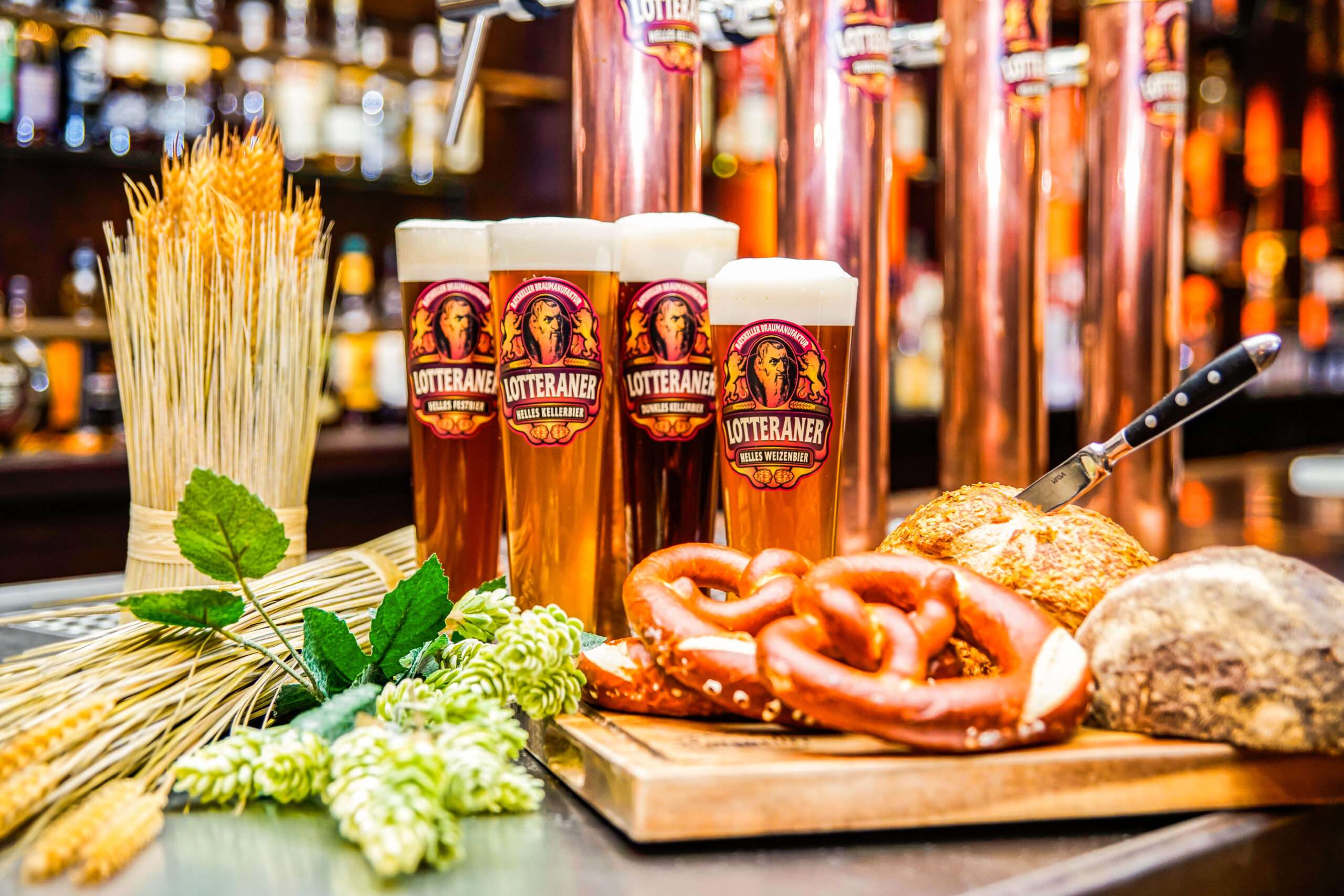 Vier Gläser Lotteraner Bier vor Zapfanlage im Ratskeller Leipzig