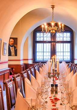 Festlich gedeckter langer Tisch mit Kerzenleuchtern im Admiral-Bromme-Salon im Ratskeller Leipzig