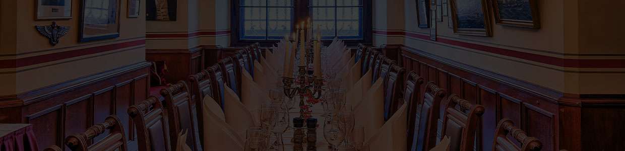 Elegant gedeckter Admiral-Bromme-Salon mit langer Tafel