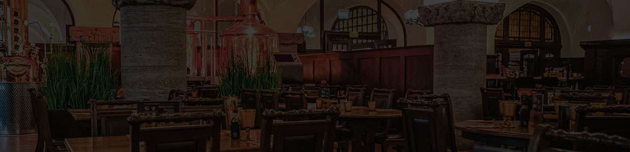 Gemütlicher Gastraum mit kupfernem Braukessel