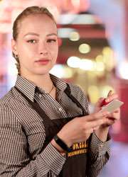 Junge Servicemitarbeiterin im Ratskeller Leipzig