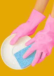 Zwei Hände mit pinken Gummihandschuhen