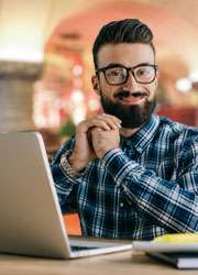 Junger Mann mit Brille und Bart im Ratskeller Leipzig